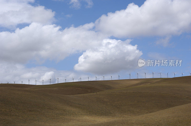 风力涡轮机在山上与云的背景