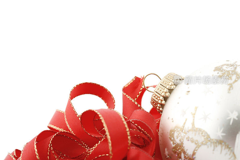 圣诞装饰物和红丝带