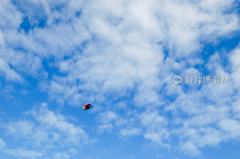 风筝高挂在天空中