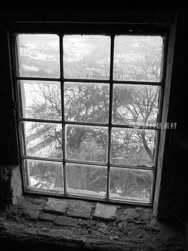 透过古老的窗户看到冰冷的风景