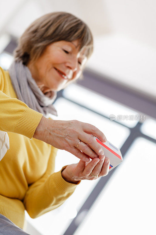 老年妇女阅读药品标签