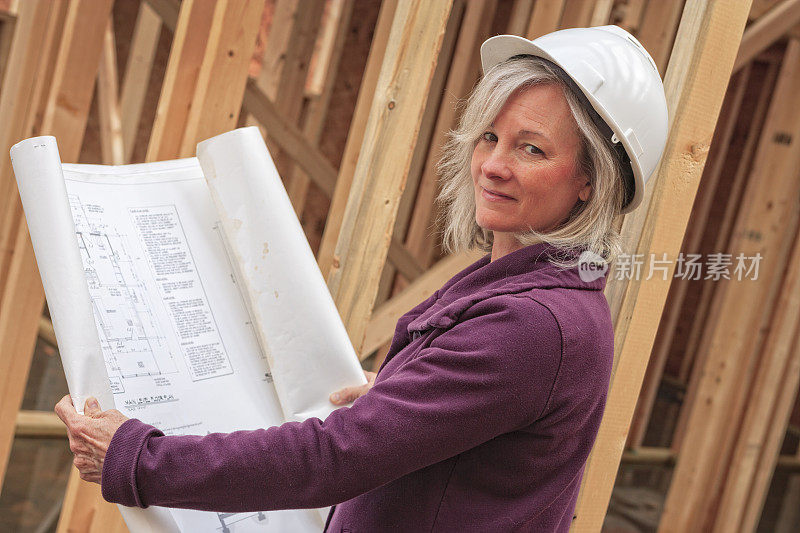 职业女性建筑师，承包商，建筑工地的房主