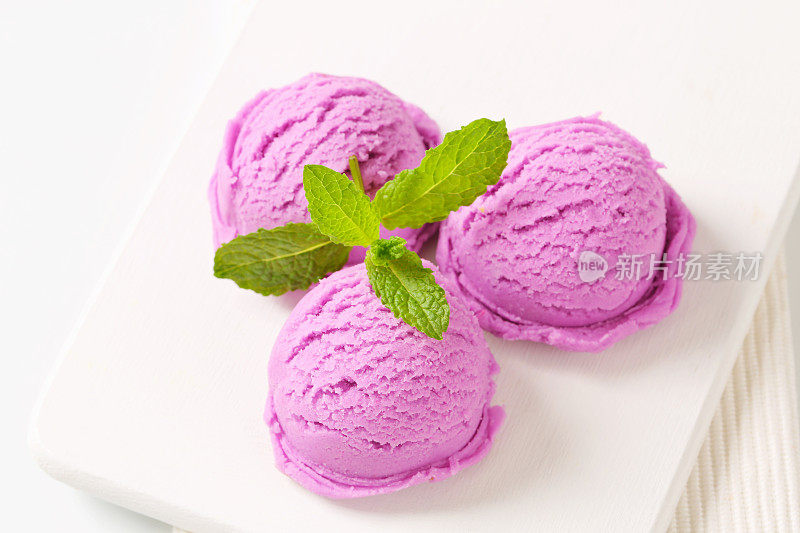 白色背景上的三勺紫色冰淇淋