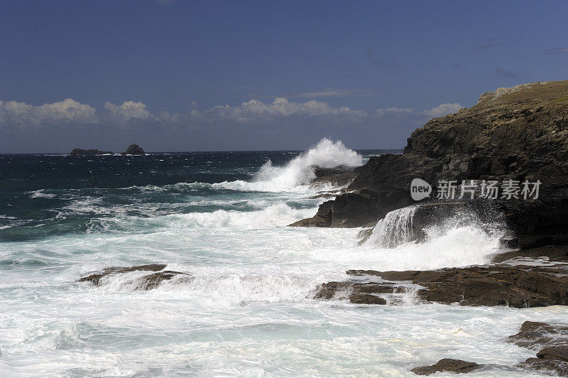 康沃尔海岸的汹涌海浪