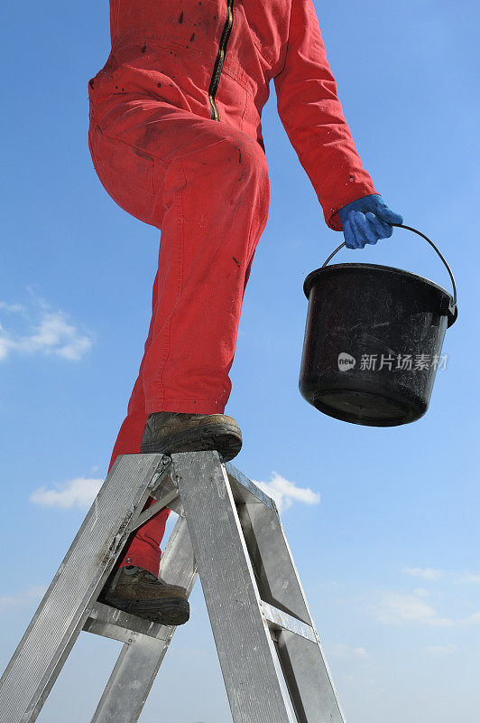 男人站在梯子上