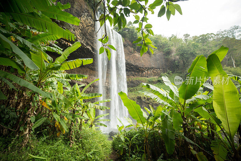老挝的瀑布，雨季和热带气候，