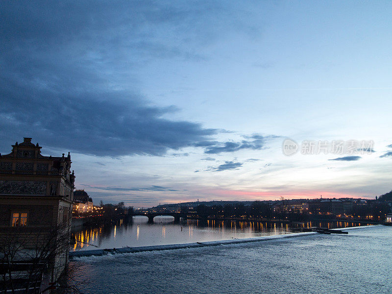 布拉格伏尔塔瓦河的日落景色