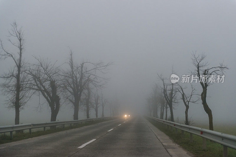 汽车在多雾的路上行驶