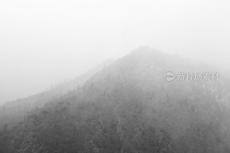 暴风雪暴风雪雾山峰