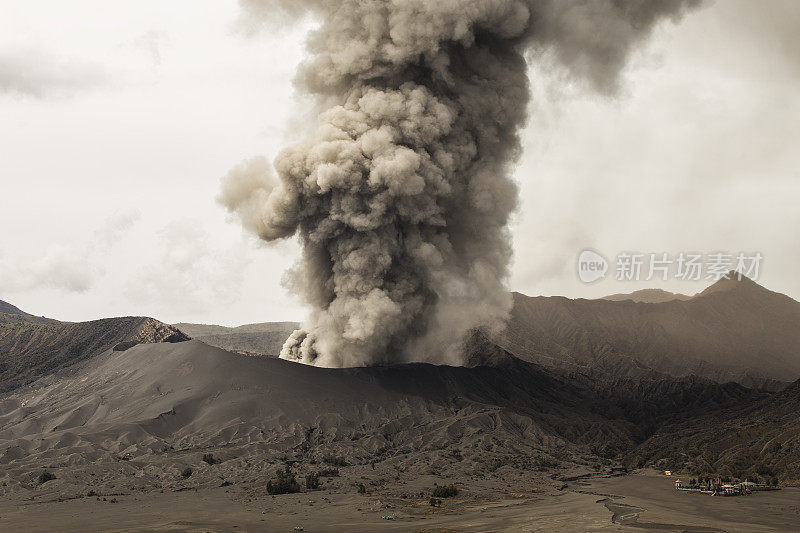 布罗莫火山喷发出丰富的火山灰