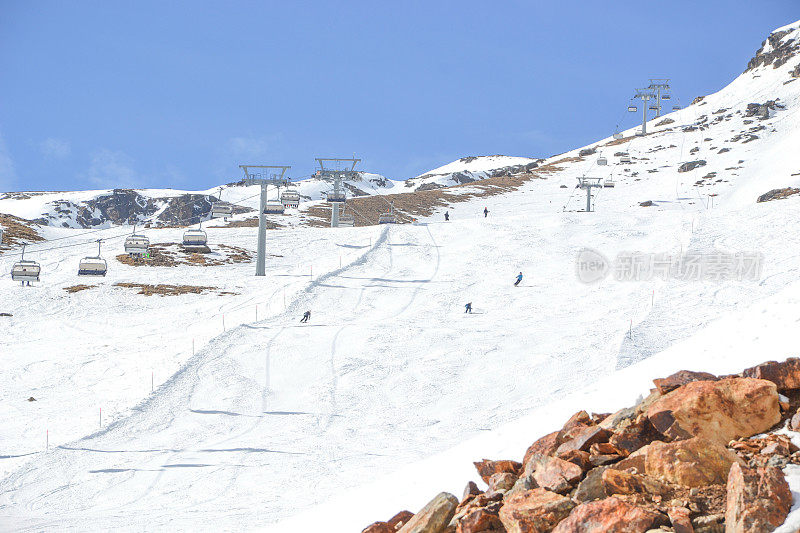 senales冰川上的雪山山峰