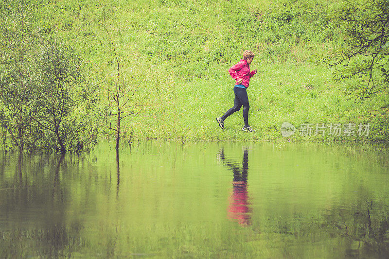 高加索老年妇女在雨中奔跑地中海活跃老年人