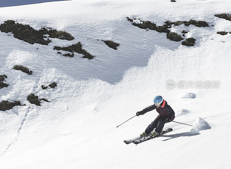 女子滑雪者下降斜坡