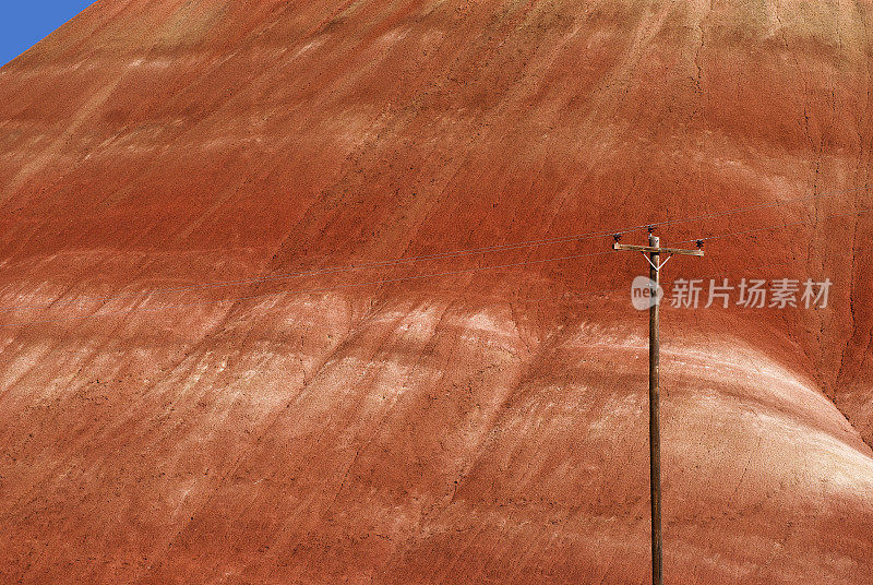 电话线杆和红山