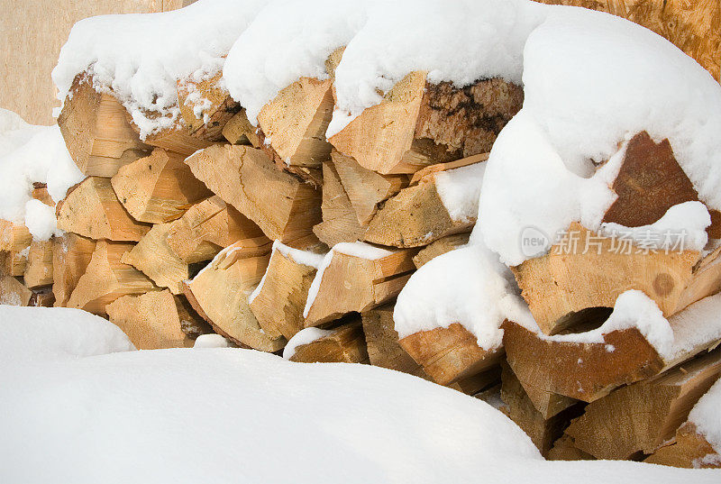 白雪皑皑的柴堆