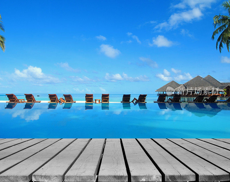 热带度假泳池与木制甲板