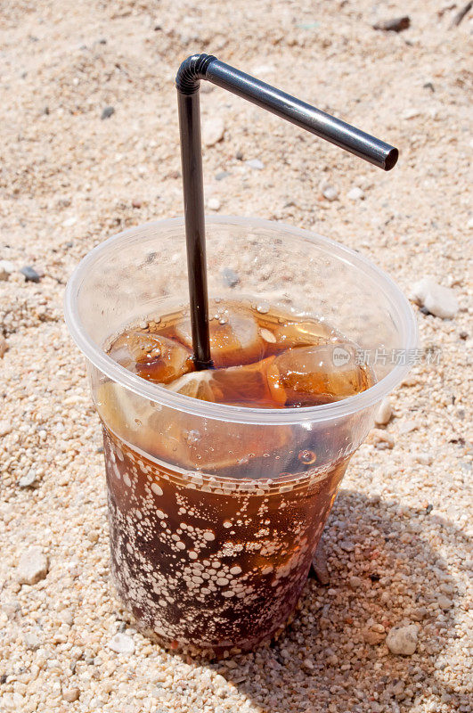 在海滩上喝冰凉的可乐