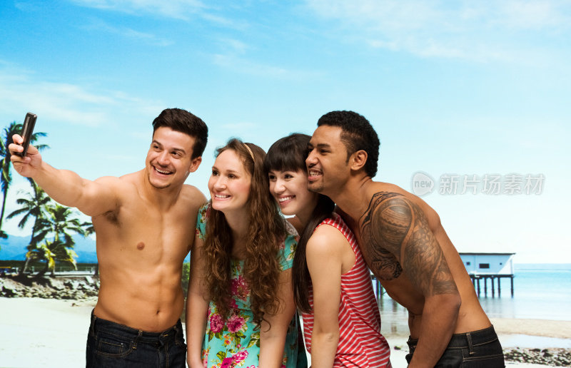 一群年轻人在海滩自拍