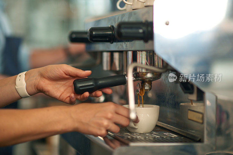 女性双手制作咖啡的特写镜头