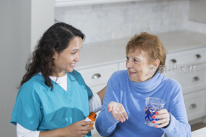 护士帮助老年妇女服药