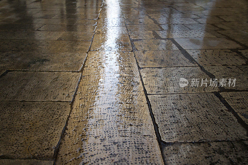 雨后的意大利鹅卵石，带着一束光