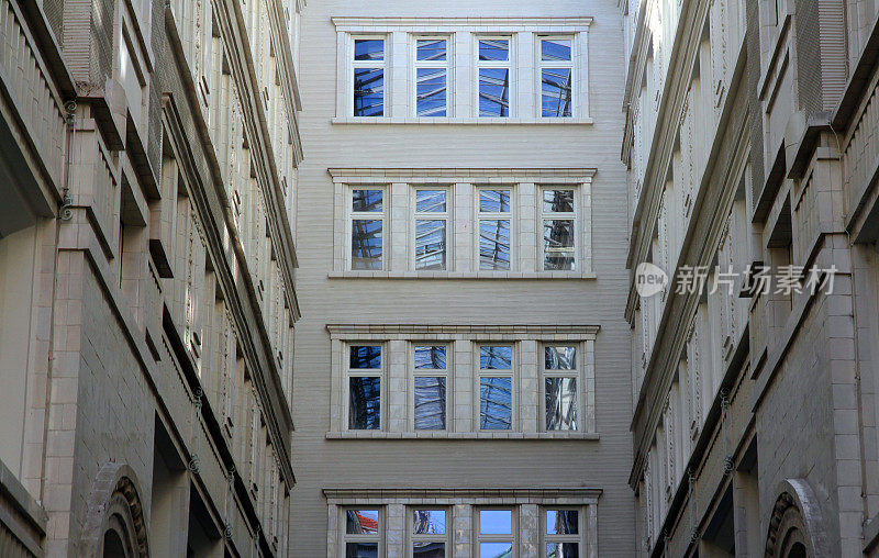 维也纳的多层窗户
