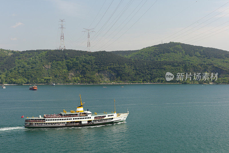 土耳其伊斯坦布尔博斯普鲁斯海峡的传统客轮