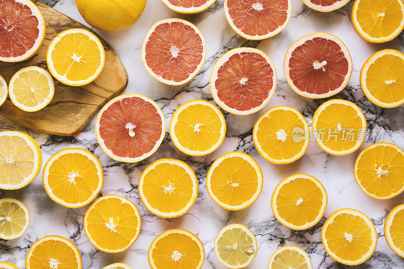 大理石台面上放着切片的柑橘类水果