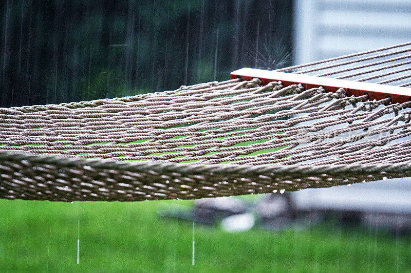 夏天的雨暴风雨倾盆编织绳吊床特写