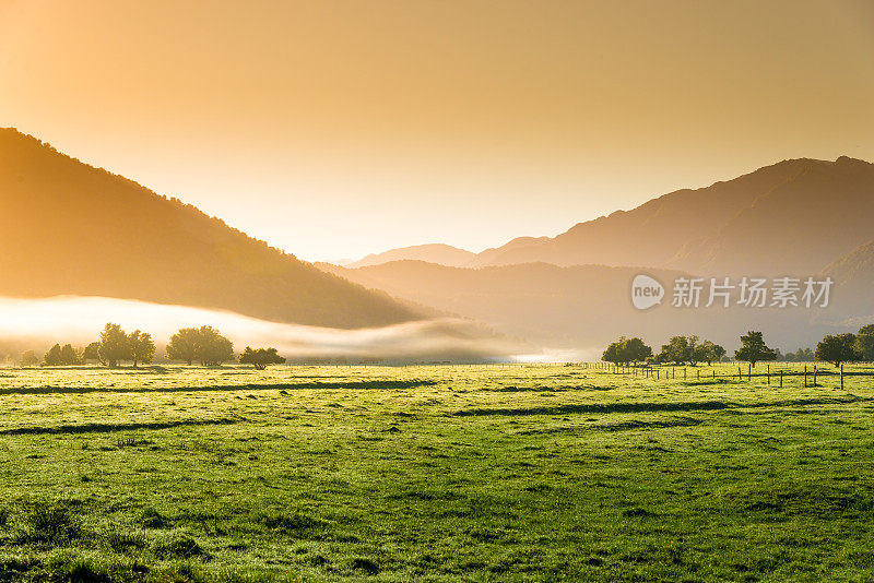 新西兰马锡森湖的库克山