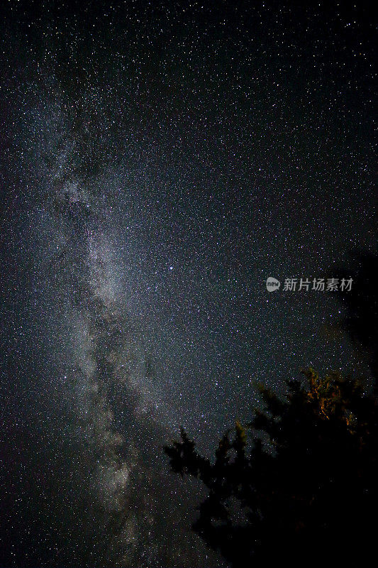 银河穿过夜空的垂直图像