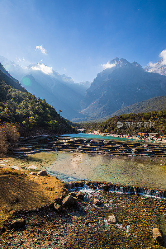 多云天空下的湖和山的风景