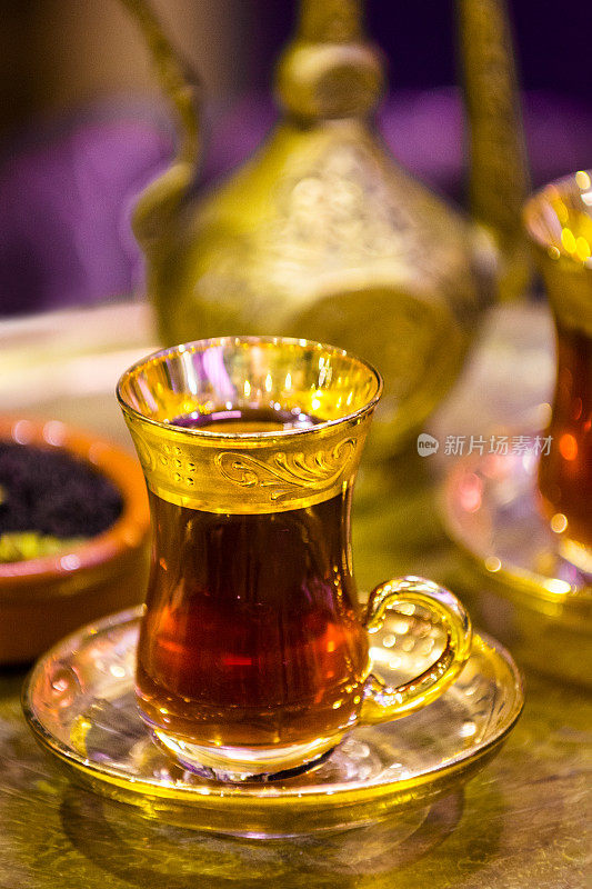 传统风格的土耳其玻璃杯和茶壶