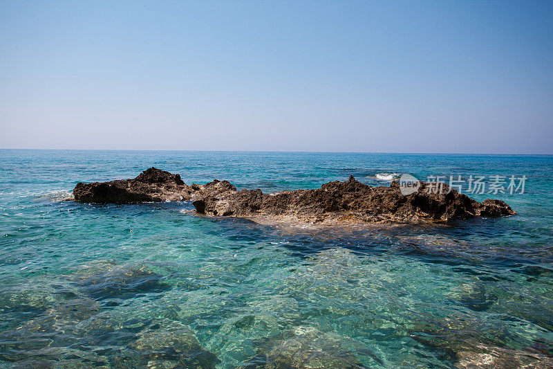 海滩和海边的岩石