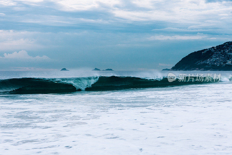 里约热内卢伊帕内玛海滩的破浪