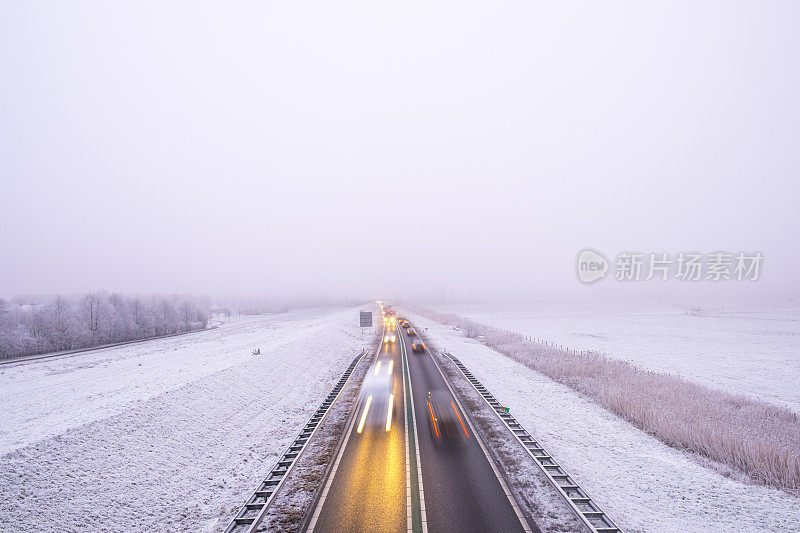 交通驾驶在一个寒冷的雪景