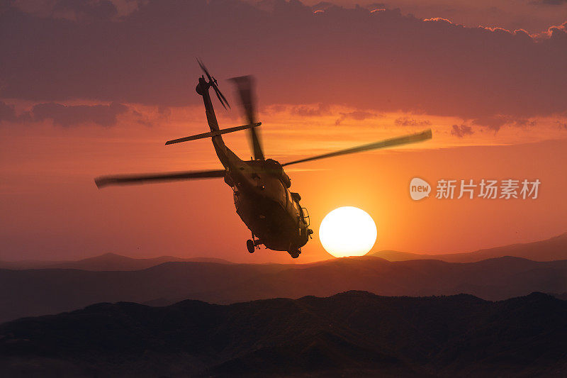 日落背景上的陆军直升机