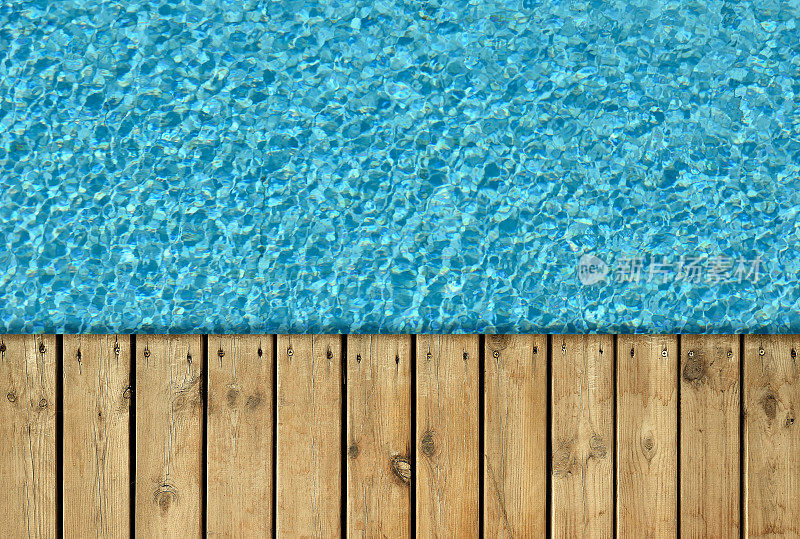 游泳池旁的木甲板