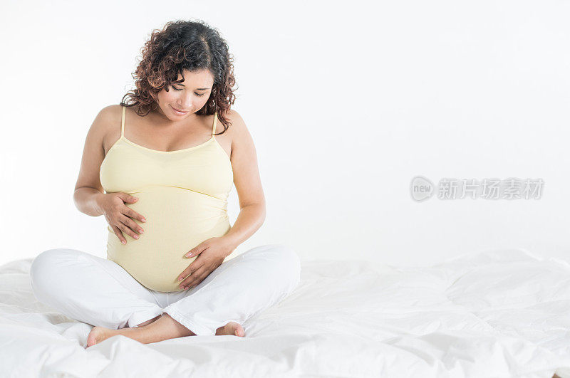 孕妇抚摸着自己的肚子