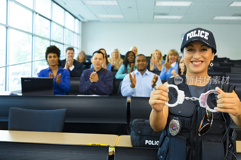 法律:女警察和警察学员说话。