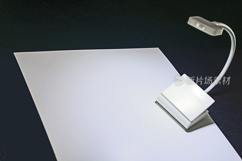 夜灯在一张空白的纸上复制空间