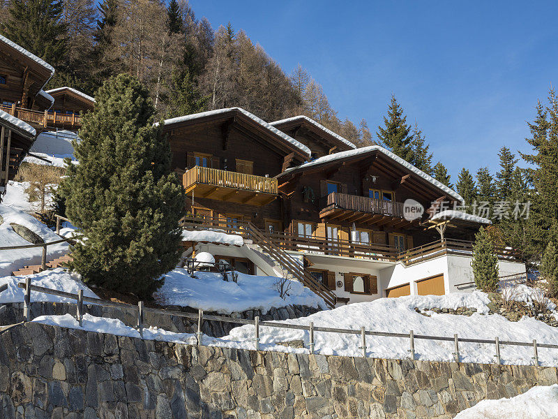 雪覆盖的瑞士高山小屋和村庄