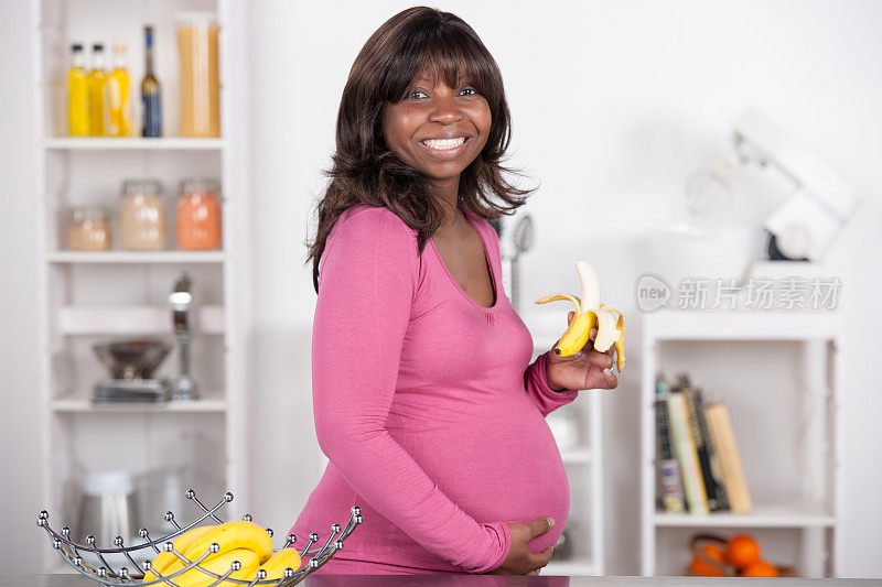 吃健康零食的非洲裔美国孕妇