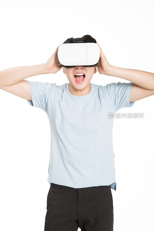 快乐的人使用VR头盔，体验虚拟现实