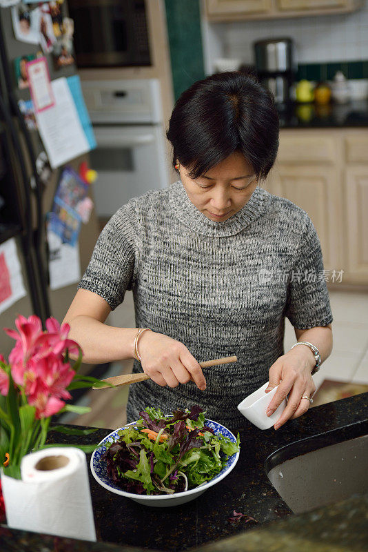 华裔亚洲妇女在厨房做饭