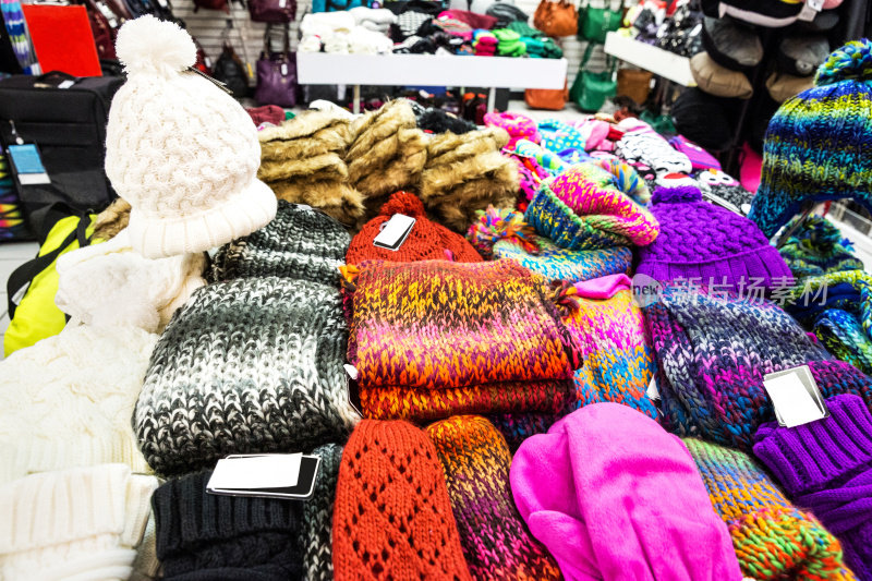 冬季手套和帽子在百货商店出售
