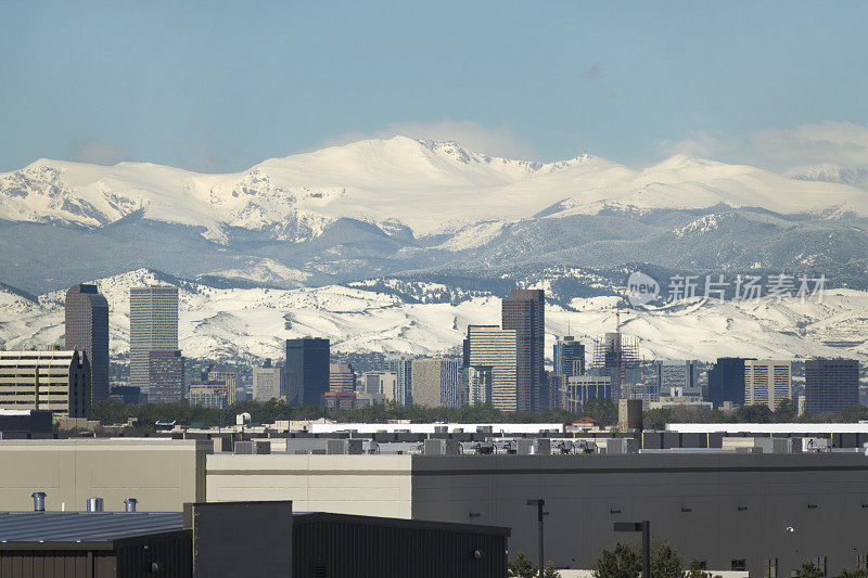 丹佛市中心积雪的春天埃文斯山科罗拉多州落基山脉