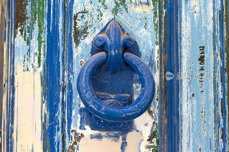 马耳他:蓝色门环上充满活力的蓝色破旧门(特写)