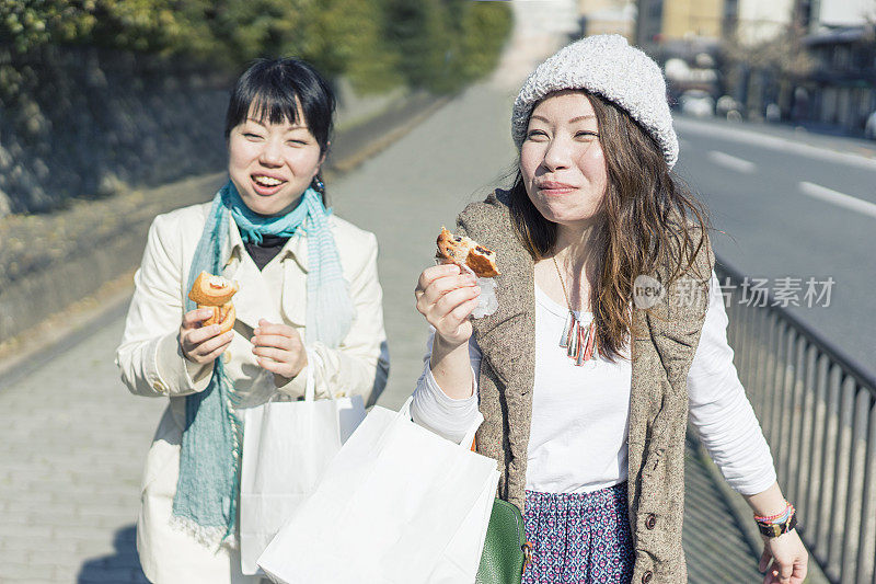 中年姐妹们在城里吃着面包。