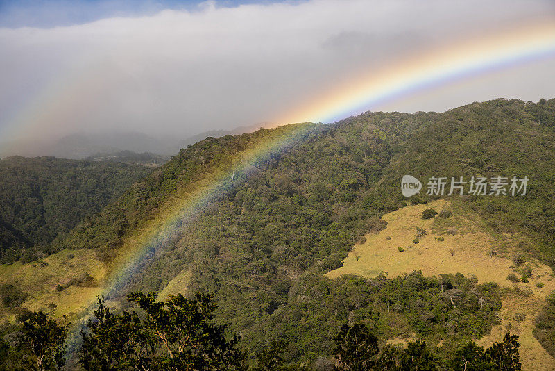 彩虹山对天空的风景